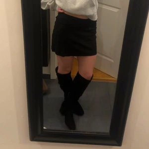 Svarta stövlar  - Snygga svarta stövlar i mocka med dragkedja på sidan och en bekväm klack. Bra skick då de endast är använda 1 gång! De ser grå ut på bilderna men de är svarta (sista bilden) Passar även storlek 39 