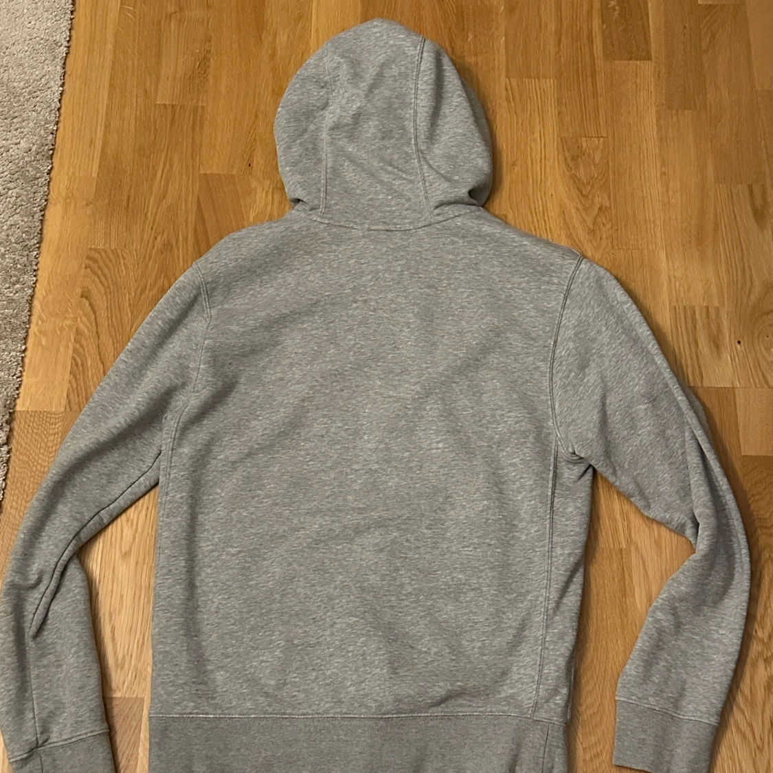Grå hoodie från Nike - 90