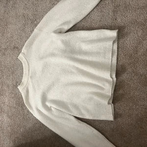 Vit stickad tröja från hm - Säljer denna vita stickade tröjan från hm. Jättefin och knappt använd. Säljer för att den inte kommer till användning