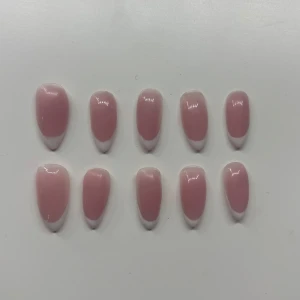 Rosa lösnaglar - Säljer ett handgjort sett med tio rosa lösnaglar i en elegant och naturlig nyans. Perfekta för att snabbt fixa snygga naglar hemma. De har en glansig finish som ger ett fräscht och stilrent intryck. Gjorda av HEMA fri gelé och Gellack. Lim,fil,och instruktioner medföljer! 