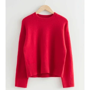 Röd tröja från & Other Stories - Säljer en snygg röd tröja från & Other Stories. Tröjan har en klassisk rund hals och långa ärmar med ribbade muddar. Säljer för att den tyvärr inte kommer till användning men så fin tröja. Använd endast 2 gånger! Hör av er vid funderingar 😊