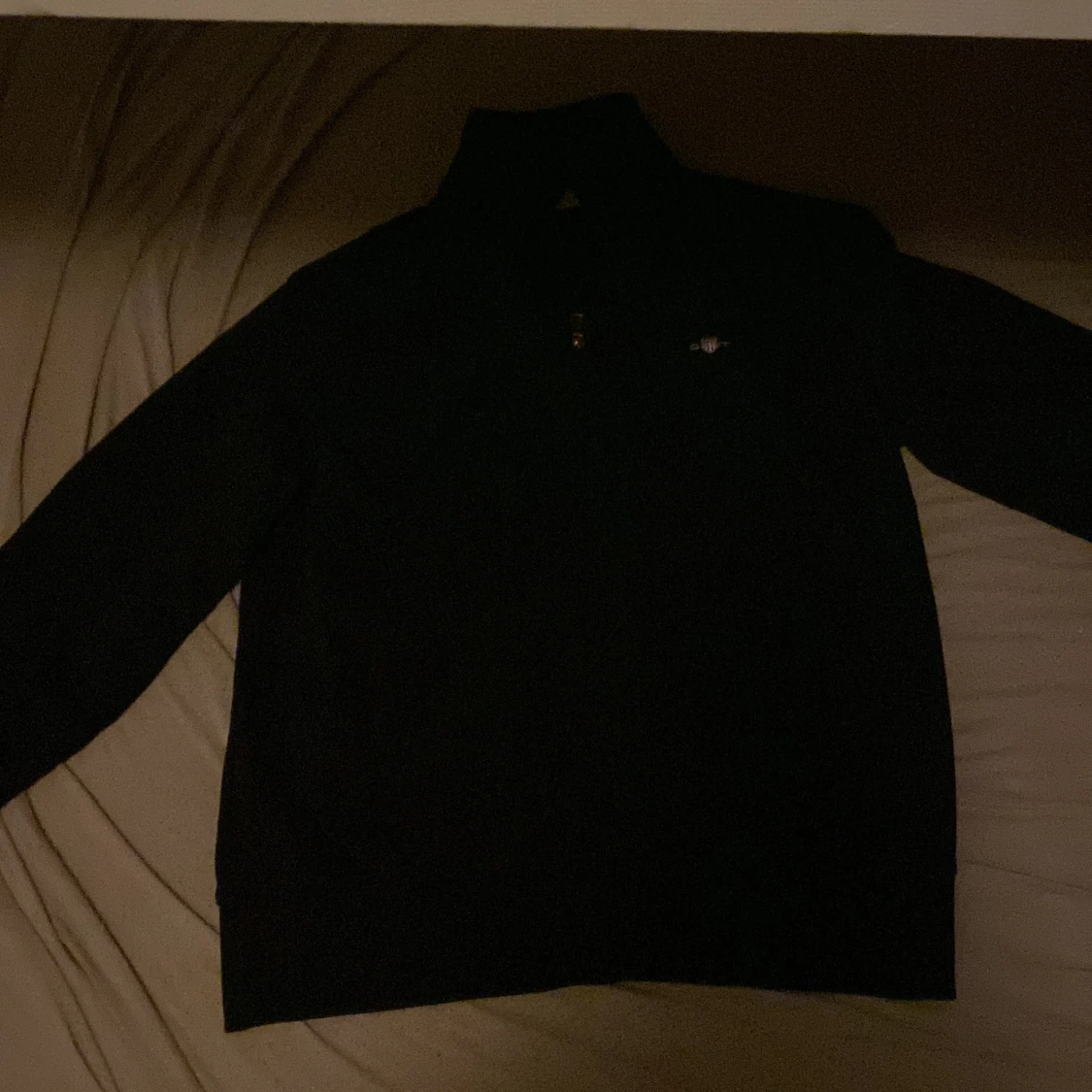 Svart tröja med dragkedja från GANT          öppen för byten !!!! - 93