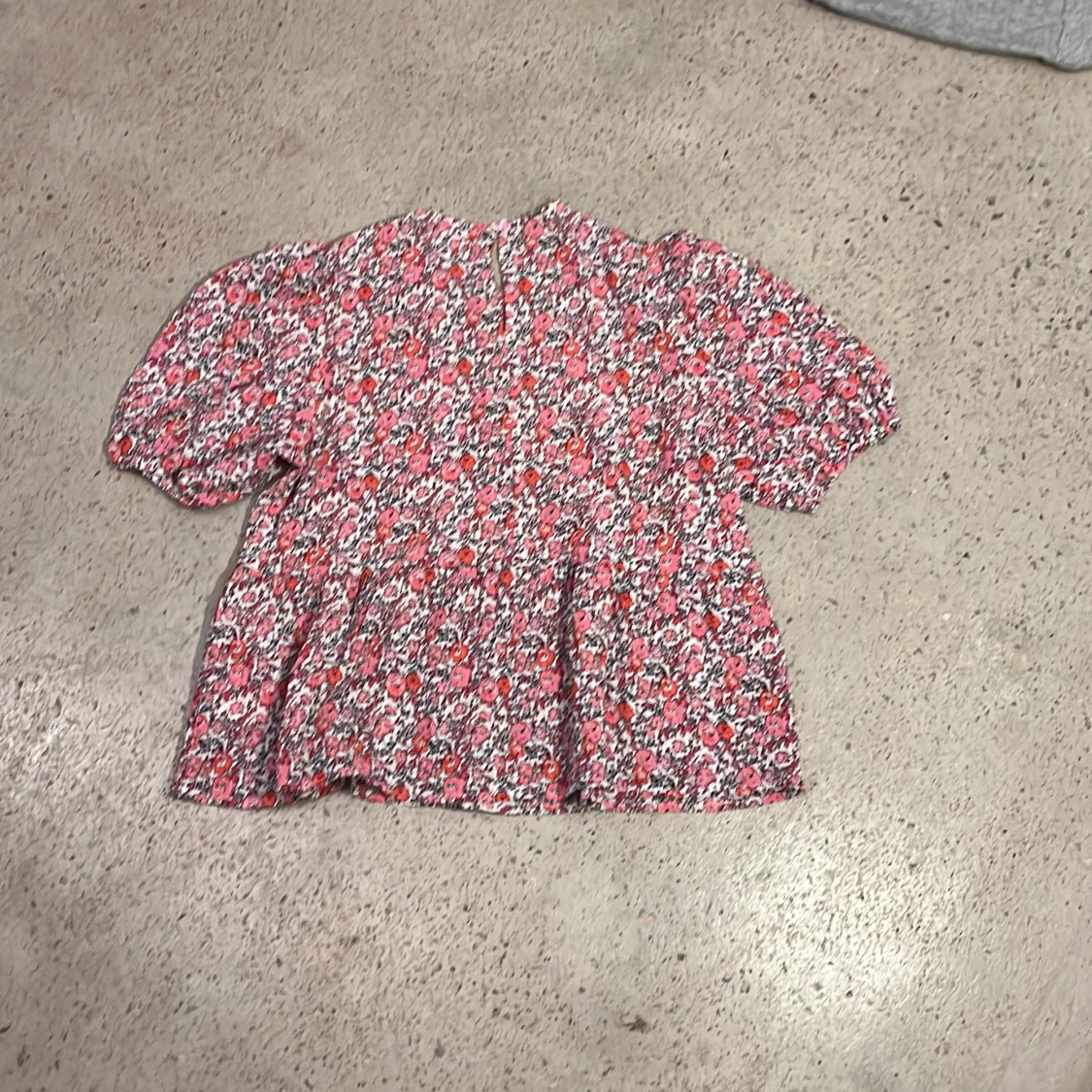 Blommig blus från Vero Moda strl 146 - 90