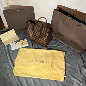 ÄKTA Louis Vuitton Speedy Väska  - Äkta Louis Vuitton speedy väska i Nyskick | Köpt i Louis Vuitton butiken i Stockholm 🌟 | Skick 10/10, inga defekter alls | Nypris ligger på ca 17 500kr | KVITTO FINNS | Dustbag, box, LV nyckel, certifikat följer med | Pris kan naturligtvis diskuteras | Hör av dig vid minsta fundering! 🙌