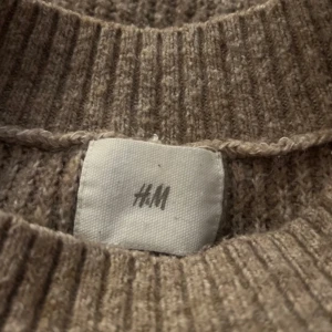 Beige stickad tröja - Beige/Brun stickad tröja i storlek S 🤎🤎pris kan diskuteras vid snabb affär!