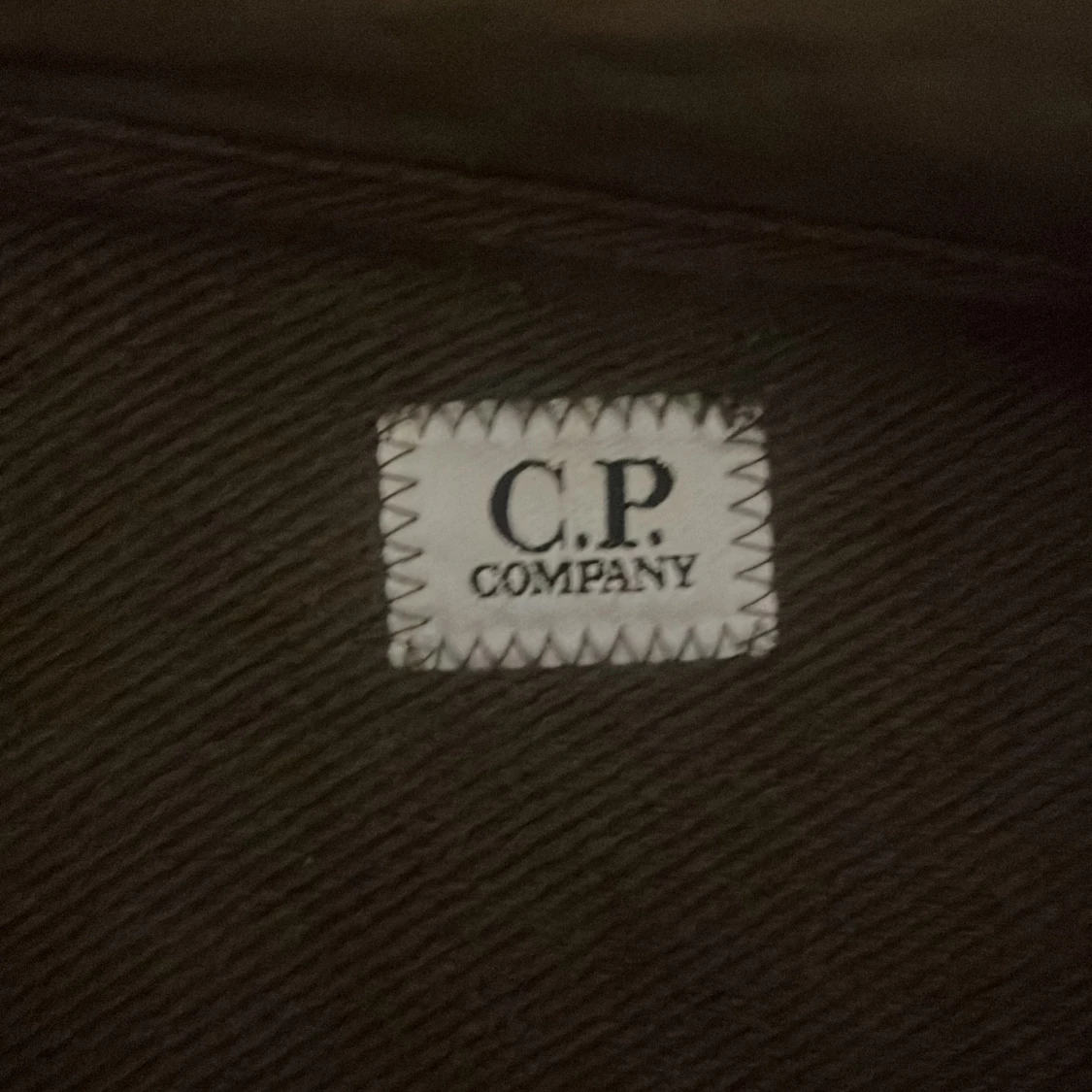 Säljer en mörk grön hoodie från märket CP Company - 3