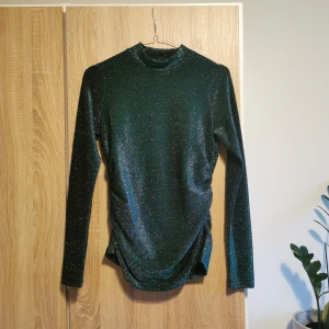 (S) Glittrig grön topp från Gina Tricot - Snygg glittrig grön topp från Gina Tricot i storlek S. 