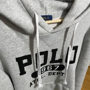 polo ralph lauren hoodie - Intressekoll på denna hoodie🙌 | Riktigt fint skick | Knappt använd | M | Tjockt & bra material | Pris kan diskuteras vid snabb affär 🙌💸