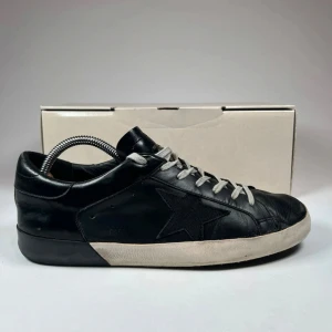 Golden Goose Superstar  - Golden Goose Superstar - skick 8,5/10 - storlek 43 - made in Italy 🇮🇹- 100% äkta - kommer med og box - pris kan diskuteras vid snabb affär!