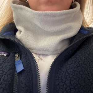 Grå/blå buff - Så fin egensydd grå/blå buff🩵