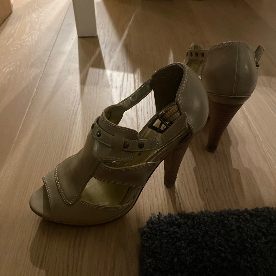 Beige klackskor med remmar - 90