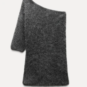 Grå offshoulder tröja - Snygg grå offshoulder tröja i mjukt material. Perfekt för en stilren look med en unik asymmetrisk design. Passar bra till både jeans och kjol. Helt ny utan prislapp aldrig använd🩷🩷