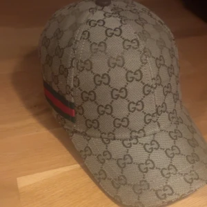 Guld/biege keps - En helt ny och oanvänd keps 58cm