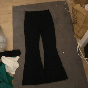 Svarta byxor från Lindex - svarta byxor från Lindex i storlek152.