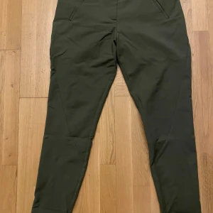 Gröna byxor från Fiveunits - Snygga gröna byxor från Fiveunits i modellen Angelie. De har en slim passform och är perfekta för en stilren look. Byxorna har diskreta fickor och en bekväm midwaist. Materialet är en blandning av bomull och polyester vilket ger en skön känsla.