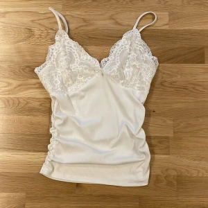 spetslinne  - Säljer ett vitt linne med spets och smala axelband som inte är justerbara. Linnet kommer från SHEIN och är i dam storlek S. 