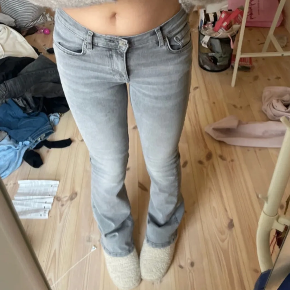 Snygga grå bootcut jeans med en klassisk femficksdesign. De har en bekväm passform och är perfekta för en avslappnad stil. Jeansen är tillverkade i ett mjukt och stretchigt material som ger en skön känsla hela dagen. Dem är i storlek 36 och dem är tall i benen. Farkut & Housut.