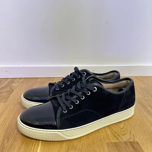 Lanvin skor - Extremt schyssta Lanvin skor i den eftertraktade färgen Navy/Mörkblå!| Skorna är i nyskick och har ej några defekter!| Storlek 10/44 men skulle enkelt passa en storlek till!| Tveka inte att skriva vid det minsta lilla💭!