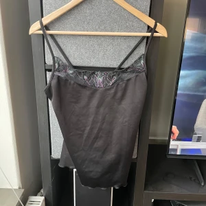 Linne med detaljer y2k - Topp med detaljer. Perfekt form och sitter tight på mig som har S