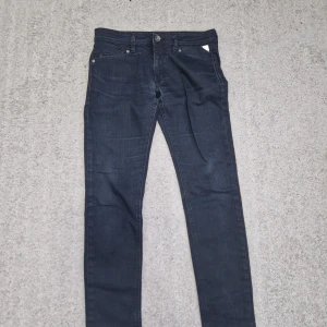 Svarta jeans från Replay - Snygga svarta jeans från Replay med klassisk femficksdesign och knappgylf.            Dam jeans. Bra skick.