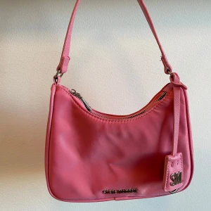 Rosa väska - Väska från Steve Madden i mycket bra skick, inga tecken på användning🩷nypris ca 700