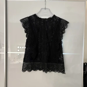 Spets topp  - Snygg spets topp i svart från Zara; strl Xs och i mycket bra skick, skriv privat vid frågor eller intresse⭐️kolla gärna in mina andra annonser 