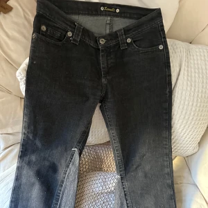 Lågmidjade bootcut jeans - Svarta lågmidjade bootcut jeans som tyvärr inte passar längre💗innerbens längde 78cm och midjemått 38cm
