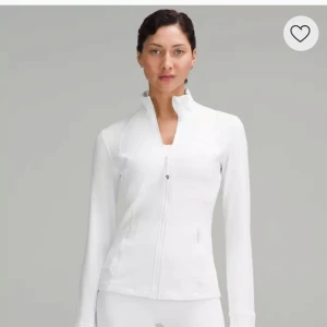 Lululemon define jacket - Helt slutsåld vit define jacket från Lululemon. Kan tänka mig att byta till storlek 4 eller sälja för originalpris då den inte är sliten och köpt för inte så länge sedan.