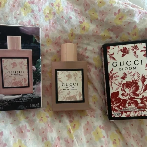 Gucci Bloom Eau de Parfum - Gucci Bloom Eau de Parfum doftats fräscht och är perfekt till alla tillfällen! Säljer 2 stycken, ena är helt ny och oöppnad, 350 kr! Sedan en som är använd ett fåtal gånger 200 kr! Säljer då jag fått ena i present och den andra köpt fel! Kontakta mig för frågor!💕💕
