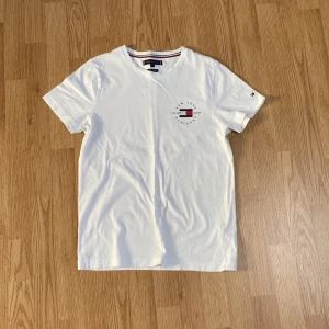 Tommy Hilfiger T-shirt - Säljer nu denna T-shirt då den är för liten. Pris kan diskuteras.