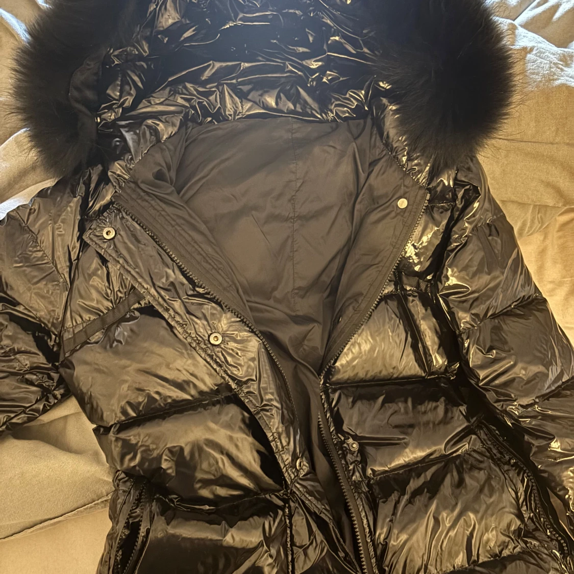 Svart dunjacka med pälskrage - 90