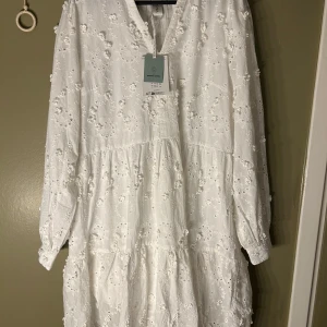 Vit klänning YAS - Yasmenusa la dress. Vit klänning från YAS. Står olika storlekar på lapparna men skulle säga M/L