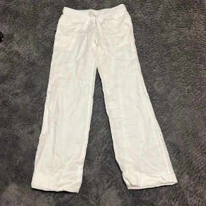Alobha Label linnebyxor - Alobha Label lågmidjade linnebyxor köpta på deras hemsida. Prislappen är kvar och de är endast testade! Helt nya! Storlek XS och funkar super för de som är långa eftersom de är vida i benen och väldigt långa också!❤️