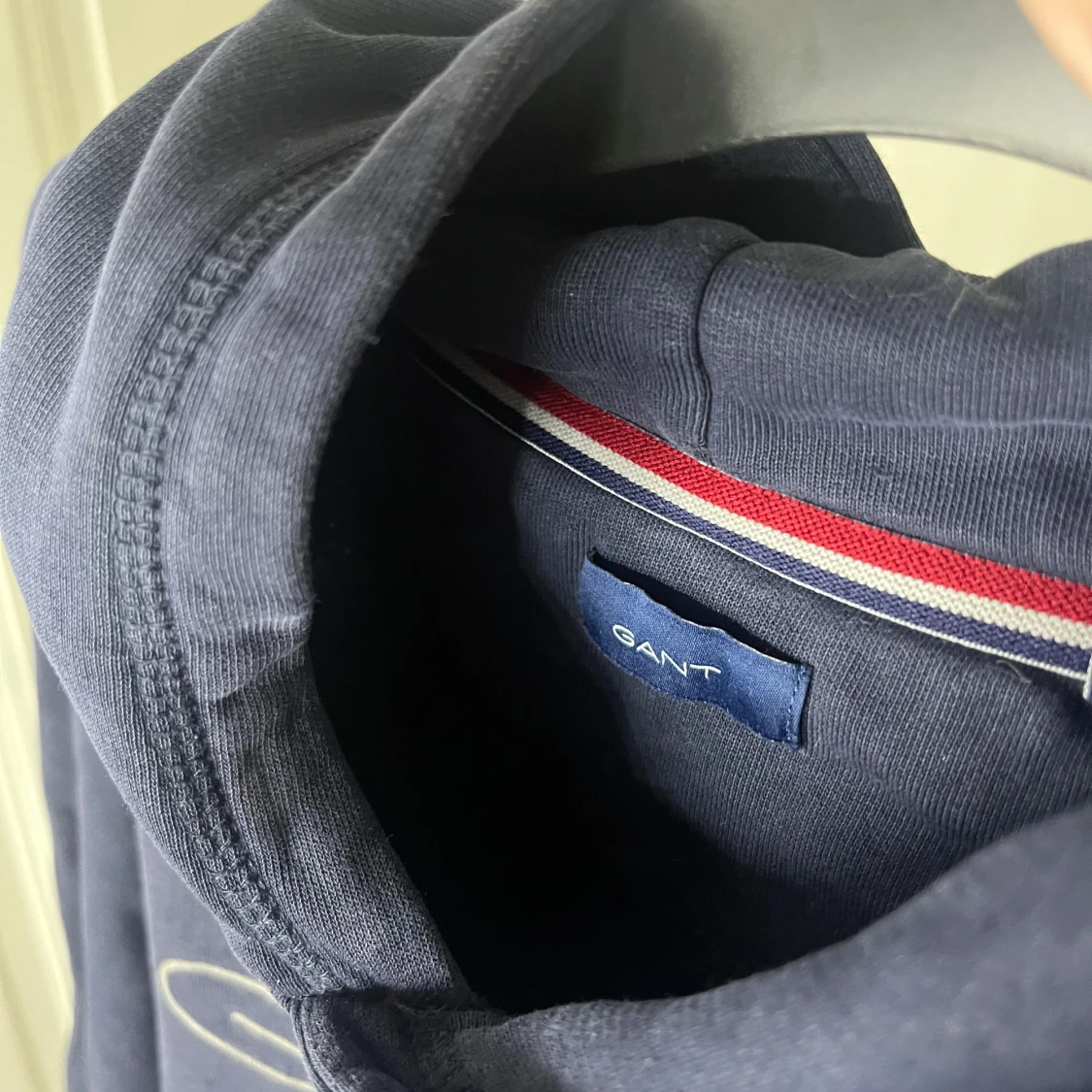 Mörkblå hoodie från GANT