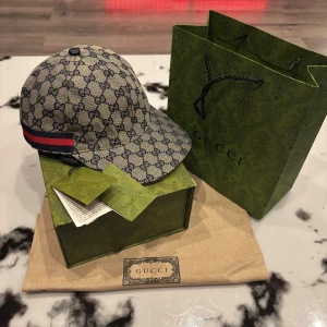 Gucci keps canvas - Hjälper en vän sälja. Keps från Gucci med det ikoniska GG-monogrammet i beige och blått. 