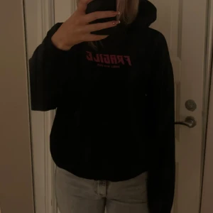Hoodie - Hoodie med rosa tryck från Nelly, kommer inte tills användning längre!