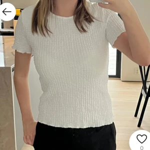 Vit topp från Zara - Säljer en vit ribbad topp från Zara med korta ärmar. Toppen är i bra skick. (Inte mina bilder).