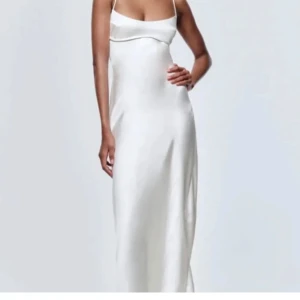 Vit axelbandslös långklänning - Vit klänning från zara. Använd 1 gång. 