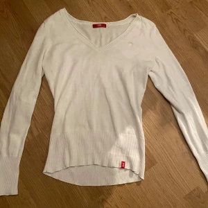 Vit tröja från edc by Esprit - Säljer en stilren vit tröja från edc by Esprit i storlek M. Tröjan har en v-ringad hals och långa ärmar med ribbade muddar. Perfekt för en avslappnad look.