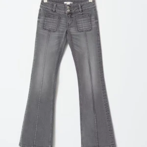 Snygga Låg midjade jeans - Jag säljer dessa jättesnygga  jeans från Young Gina. De är knappt använda och bra kvalitet. Jag säljer dom för att de är lite för långa för mig