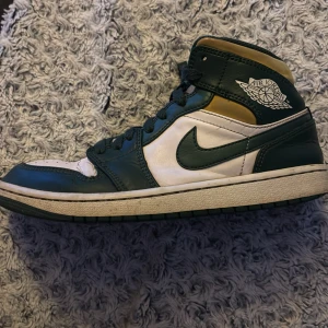 Air Jordan 1 Mid - Visst slitage som bilderna visar, Därav pris                                              Kom med bud NY PRIS 2800/dem är äkta 