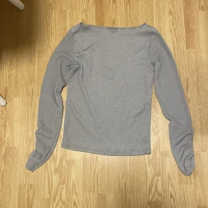 Grå tröja - Tröjan har en fin design på armarna som kan ses på bild 2. Den har inga tecken på slitage. Om ni har frågor är det bara att skriva✨✨ storlek finns inte, men den verkar vara mer åt m/l 