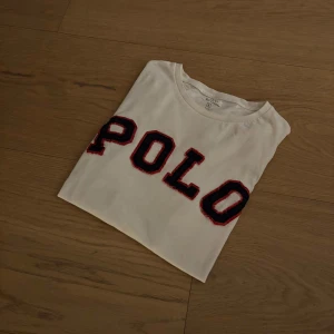 Raffe Tisha - Tja! Säljer nu en skön raffe Tisha. Storlek S. Använd men inga defekter. Hör av dig vid frågor eller liknande✌️