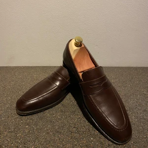 Myrqvist loafers - Snygga bruna loafers från Myrqvist i skinn. Skorna är i nyskick och nästan aldrig använda. Kontakta gärna ifall du har fler frågor! Nypris: 2700kr