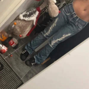 True religion jeans  - NYSKICK! Snygga blå jeans flared från true religion med slitningar och lågmidja. Perfekta för en avslappnad stil. I storlek 27 men tycker det passar 26 också! Jag är 163/164 och vanligtvis har jag 26-27 i jeans.    !!!! VID SNABBT KÖP KAN JAG SÄNKA PRISET!!!!