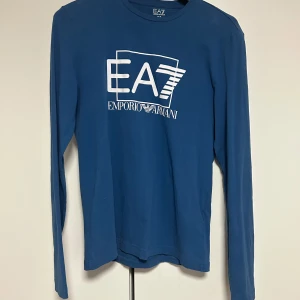 Blå långärmad tröja från Emporio Armani - Snygg blå långärmad tröja från Emporio Armani. Ganska tunn material på den. 
