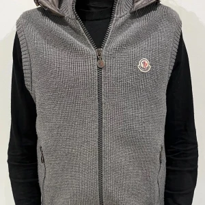 Moncler tricot väst - Cond: 8/10 Size: L(fits smaller) Retail: 9,999:- Vårt pris: 3899:- 