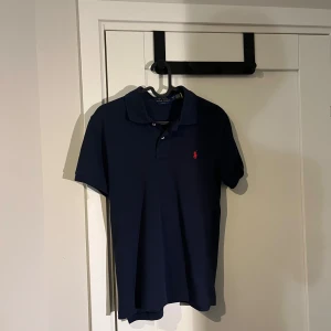 Ralph lauren  - En ralph lauren pike, bra skick nu pris cirka 1000 (storlek L barn storlek) men passar som M-S