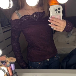 Spets topp - Helt ny spets topp ifrån Reserved i storlek L (känns som en S). Inga skador, nypris 300:- säljer för 250:-! 💓