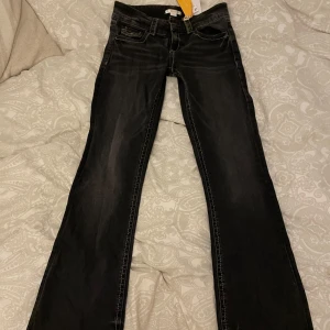 Svarta jeans med utsvängda ben - Jättefina jeans från Gina som jag säljer på grund av att dem aldrig kommit till användning, passar dock mig perfekt som är 160💕